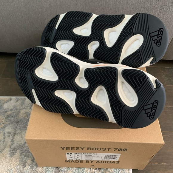 ❌SOLD❌Yeezy Boost 700 Wave Runner 6M / 7-7.5W - Picture 4 of 10